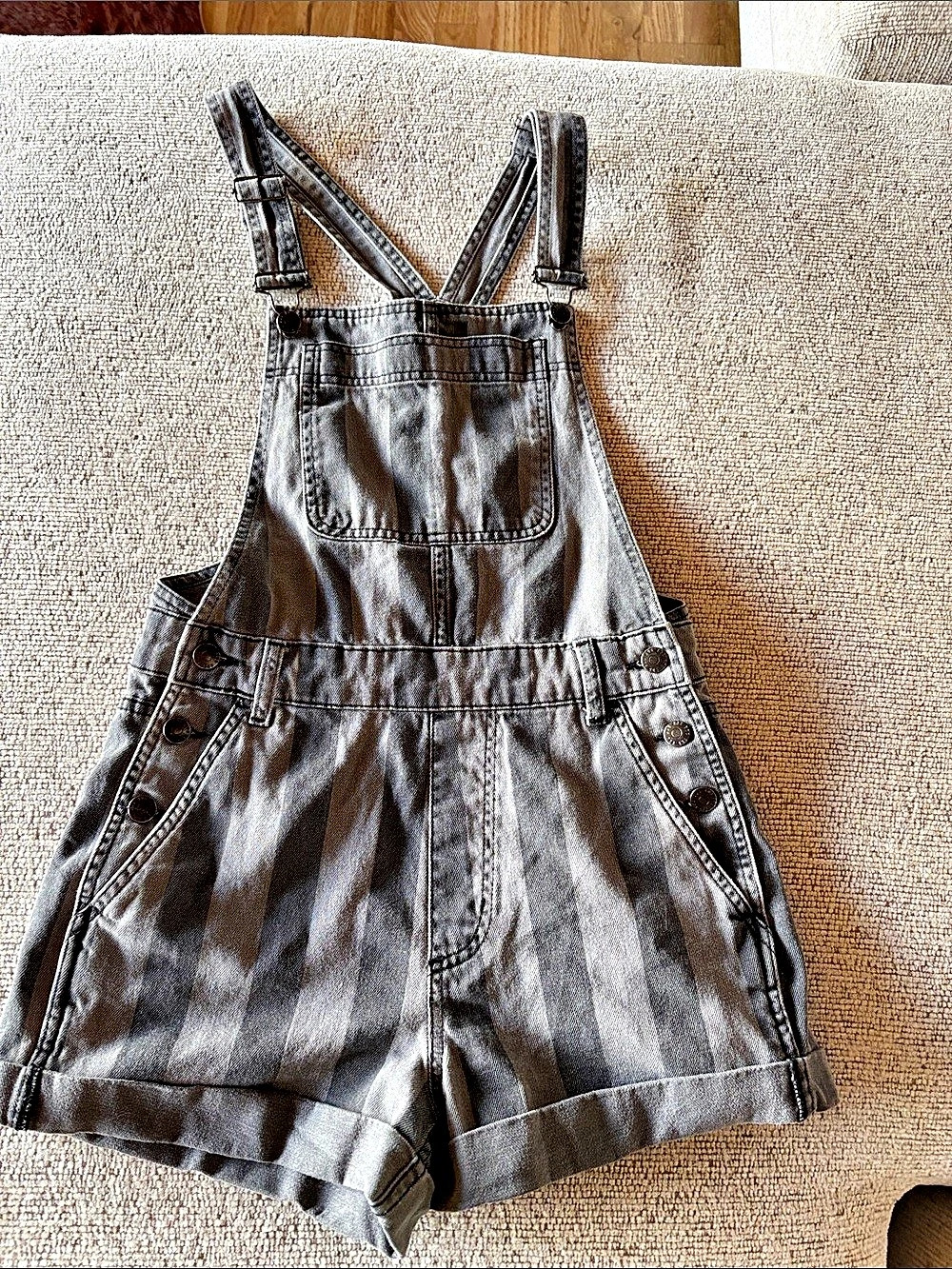 Urban Outfitters Gray Striped Denim Cargo Short Overalls Size Small Like New